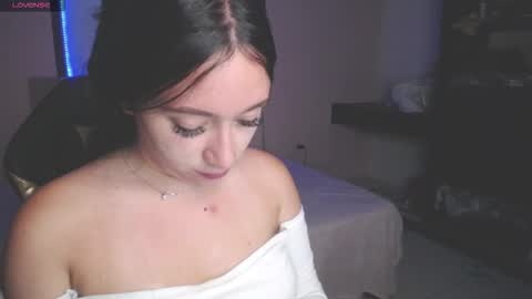 Snapshot of andrea_ramoss_ chatting on 12/15/25, 09:19 Andrea Ramos online show from 12/15/25, 09:19