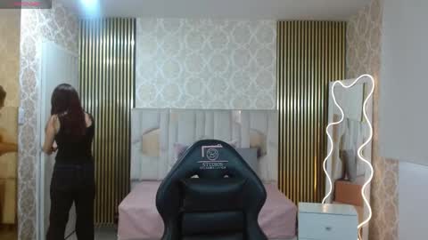andrea_tay1 online show from 05/10/26, 11:37