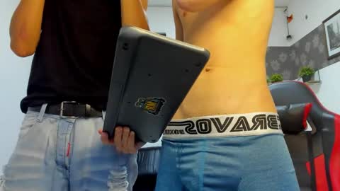 andrew_2811 online show from 11/22/25, 03:27