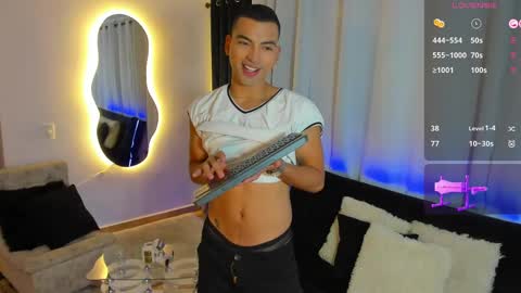 Andrew Jones Independient model  online show from 02/20/25, 11:54