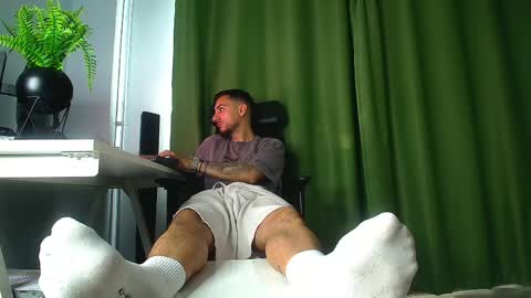 Snapshot of andrewbanner chatting on 05/13/26, 06:33 MasterRomania online show from 05/13/26, 06:33