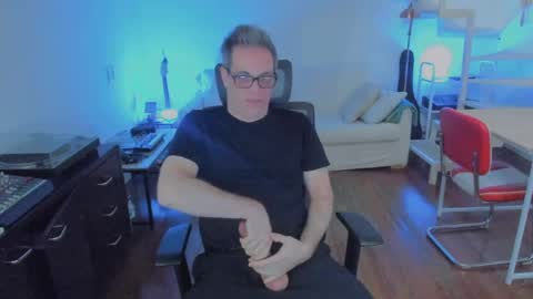 Snapshot of andy0pandi chatting on 10/28/25, 08:11 Andrew online show from 10/28/25, 08:11