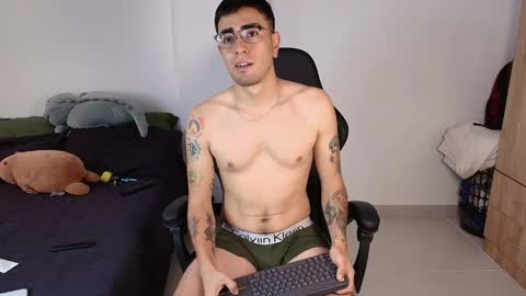Snapshot of andy_shaaw chatting on 02/25/25, 01:28 Andres online show from 02/25/25, 01:28
