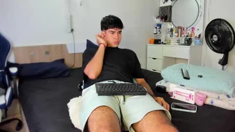 andy_wood1 online show from 05/29/26, 11:52