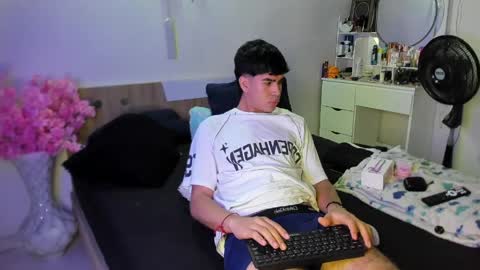 andy_wood1 online show from 06/04/26, 12:11