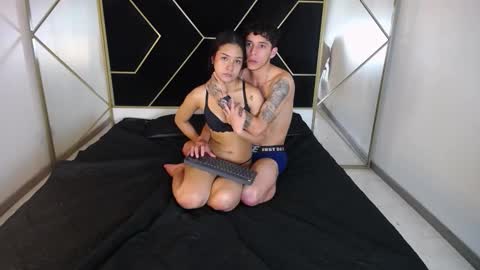 Snapshot of andyliveandsofi chatting on 12/16/25, 01:05 AndyliveandSofi online show from 12/16/25, 01:05