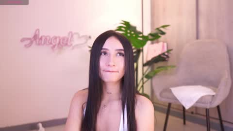Snapshot of angeeel_ chatting on 09/19/25, 05:35 Angel online show from 09/19/25, 05:35