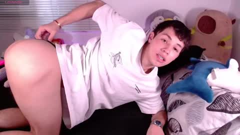 Snapshot of angel_bless19 chatting on 01/22/25, 08:38 Angel help me with 100 thumbs up online show from 01/22/25, 08:38