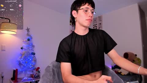 Snapshot of angel_bless19 chatting on 12/13/25, 08:47 Angel help me with 100 thumbs up online show from 12/13/25, 08:47