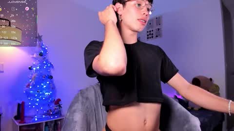 Snapshot of angel_bless19 chatting on 12/15/25, 11:09 Angel help me with 100 thumbs up online show from 12/15/25, 11:09