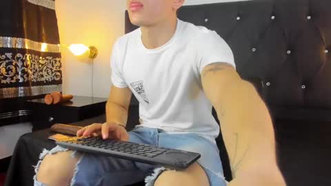 Snapshot of angel_cuervo chatting on 02/15/25, 12:43 Angel Cuervo online show from 02/15/25, 12:43