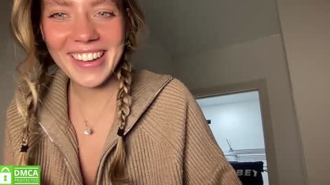 Snapshot of angel_from_sky chatting on 01/09/25, 01:56 Greetings  Jess online show from 01/09/25, 01:56