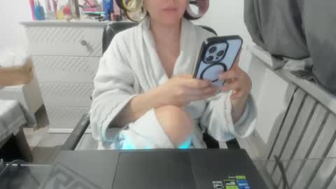 Snapshot of angel_lee__ chatting on 01/17/25, 11:27 angel_lee__ online show from 01/17/25, 11:27