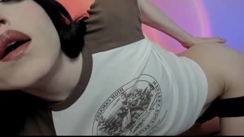 Snapshot of angel_wavee chatting on 12/11/24, 02:33 Angel Love online show from 12/11/24, 02:33