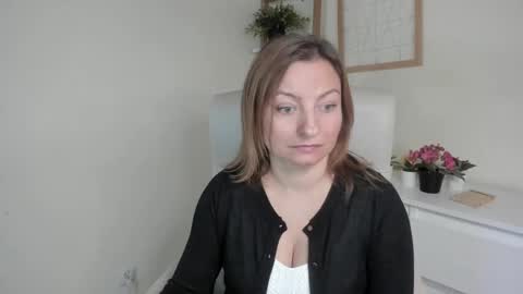 Snapshot of angela_samt chatting on 09/18/25, 05:42 Angela online show from 09/18/25, 05:42