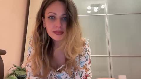 Snapshot of angelalexiss chatting on 09/21/25, 05:03 AngelAlexiss online show from 09/21/25, 05:03