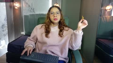 Snapshot of angeles_azul chatting on 09/10/25, 01:00 angel online show from 09/10/25, 01:00