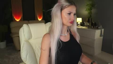 Snapshot of angeleyesblue25 chatting on 02/13/26, 08:27 annita online show from 02/13/26, 08:27