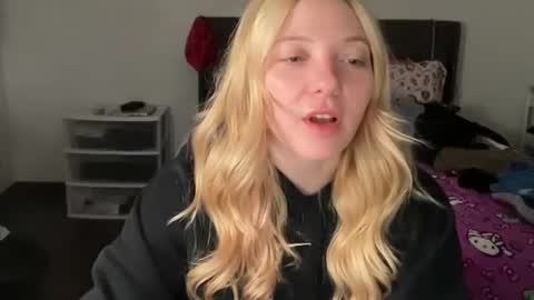 Snapshot of angelgrl444 chatting on 11/13/25, 08:13 Princess Peach online show from 11/13/25, 08:13