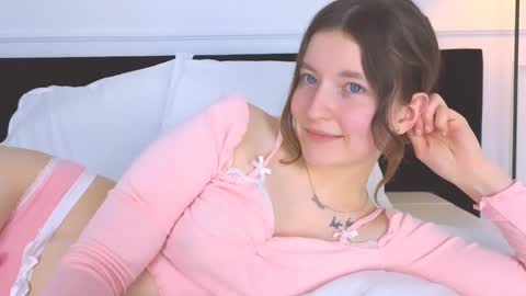 Snapshot of angelicmoon chatting on 12/22/24, 05:56 Angelic online show from 12/22/24, 05:56