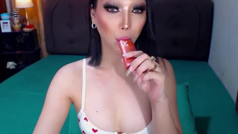 Snapshot of angelicqueents chatting on 11/22/25, 04:44 MS. AMALIA online show from 11/22/25, 04:44