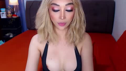 Snapshot of angelicqueents chatting on 12/02/25, 04:40 MS. AMALIA online show from 12/02/25, 04:40