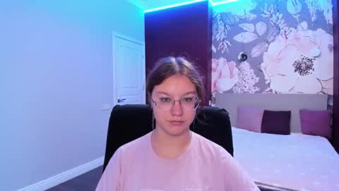 Snapshot of angelinalow chatting on 09/17/25, 11:23 AngelinaLow online show from 09/17/25, 11:23