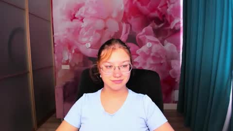 Snapshot of angelinalow chatting on 09/21/25, 11:23 AngelinaLow online show from 09/21/25, 11:23