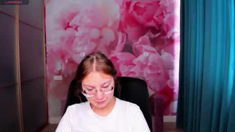 Snapshot of angelinalow chatting on 09/28/25, 11:26 AngelinaLow online show from 09/28/25, 11:26