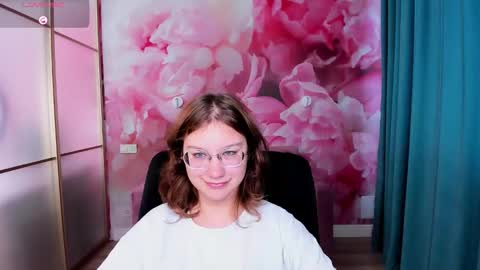 Snapshot of angelinalow chatting on 10/18/25, 06:05 AngelinaLow online show from 10/18/25, 06:05