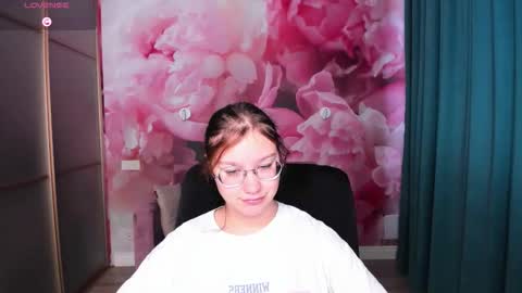 Snapshot of angelinalow chatting on 10/19/25, 05:30 AngelinaLow online show from 10/19/25, 05:30