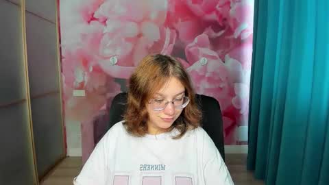 Snapshot of angelinalow chatting on 10/20/25, 11:21 AngelinaLow online show from 10/20/25, 11:21