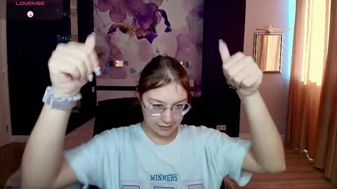 Snapshot of angelinalow chatting on 10/21/25, 11:33 AngelinaLow online show from 10/21/25, 11:33