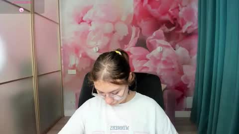 Snapshot of angelinalow chatting on 10/27/25, 12:31 AngelinaLow online show from 10/27/25, 12:31