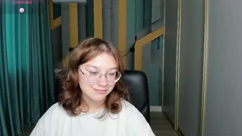 Snapshot of angelinalow chatting on 10/30/25, 01:56 AngelinaLow online show from 10/30/25, 01:56