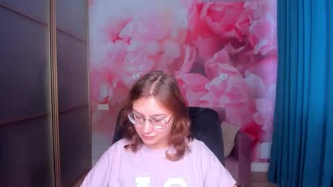 Snapshot of angelinalow chatting on 11/18/25, 12:31 AngelinaLow online show from 11/18/25, 12:31