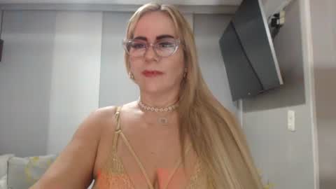 angelinna_12 online show from 09/11/25, 01:49