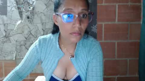 Snapshot of angelitaa_hot chatting on 02/02/25, 11:42 angela online show from 02/02/25, 11:42