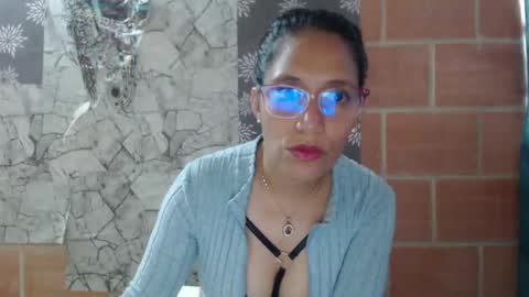 Snapshot of angelitaa_hot chatting on 02/17/25, 01:10 angela online show from 02/17/25, 01:10