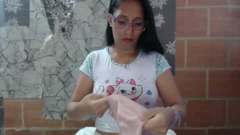 Snapshot of angelitaa_hot chatting on 02/23/25, 05:39 angela online show from 02/23/25, 05:39