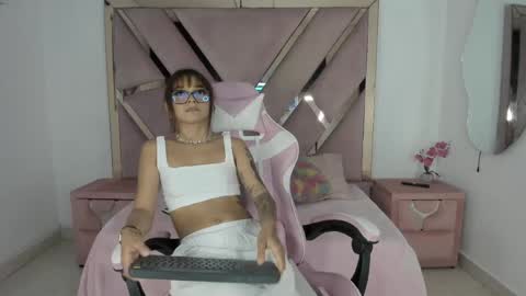 angell_petite01 online show from 05/14/26, 08:37