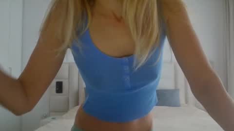 Snapshot of angelsquirting chatting on 05/17/26, 05:49 Alesia online show from 05/17/26, 05:49