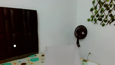 Snapshot of angie_arias chatting on 03/05/25, 02:12 Angie online show from 03/05/25, 02:12