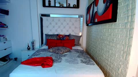 laura  online show from 10/31/25, 09:49