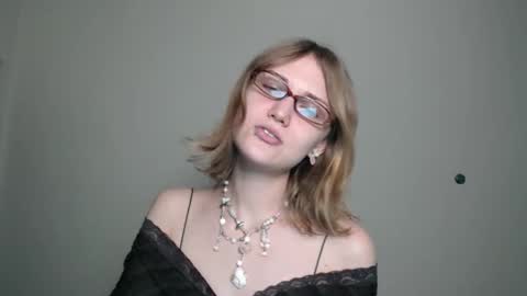 Snapshot of anisiaaa_lovesyou chatting on 10/04/25, 03:43 Anisia online show from 10/04/25, 03:43