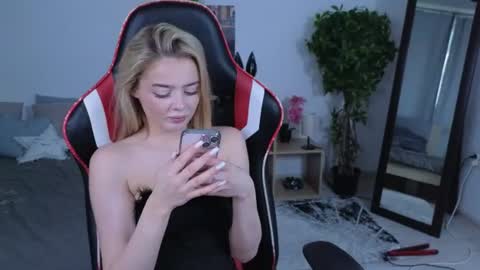 Snapshot of anna_nickol chatting on 07/22/26, 04:43 Anna online show from 07/22/26, 04:43