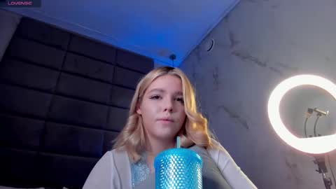 Snapshot of anna_robinson chatting on 10/27/25, 01:31 Anna online show from 10/27/25, 01:31