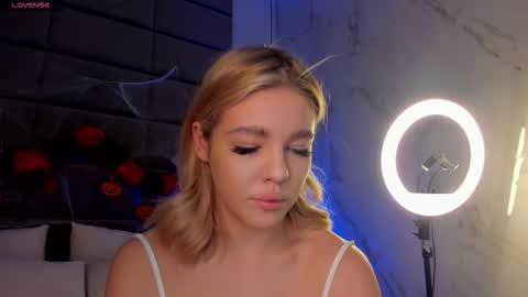 Snapshot of anna_robinson chatting on 10/29/25, 01:52 Anna online show from 10/29/25, 01:52