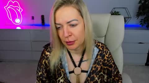 anna_snow9 online show from 10/03/25, 05:48