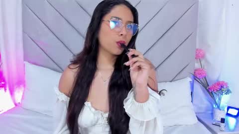 Snapshot of annaqueen_ chatting on 12/26/24, 08:00 Anna online show from 12/26/24, 08:00